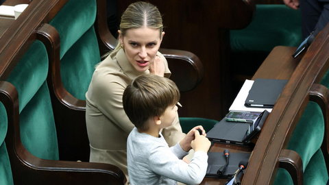 Posłanka KO w ogniu krytyki. Poszło o to, że przyszła do Sejmu z synem. W jej obronie stanęli koledzy z pracy