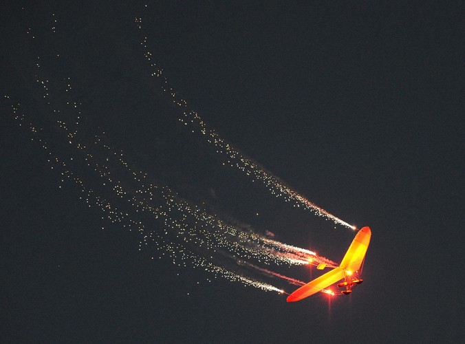 Pokazu lotniczy 'Wojownik Światła' nad jeziorem Wolfgang w Austrii