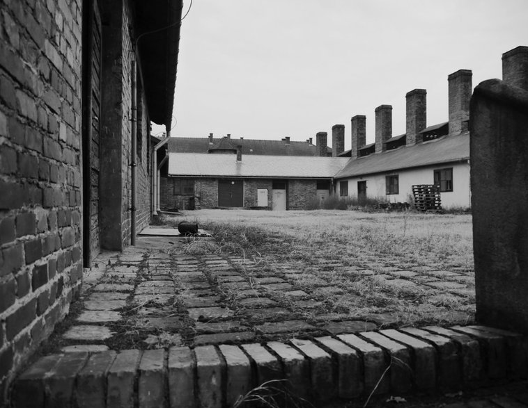 Wewnętrzny plac obozowej kuchni w KL Auschwitz. Tu odbywały się walki bokserskie Tadeusza Pietrzykowskiego. Zdjęcie i podpis z książki „Gladiatorzy z obozów śmierci