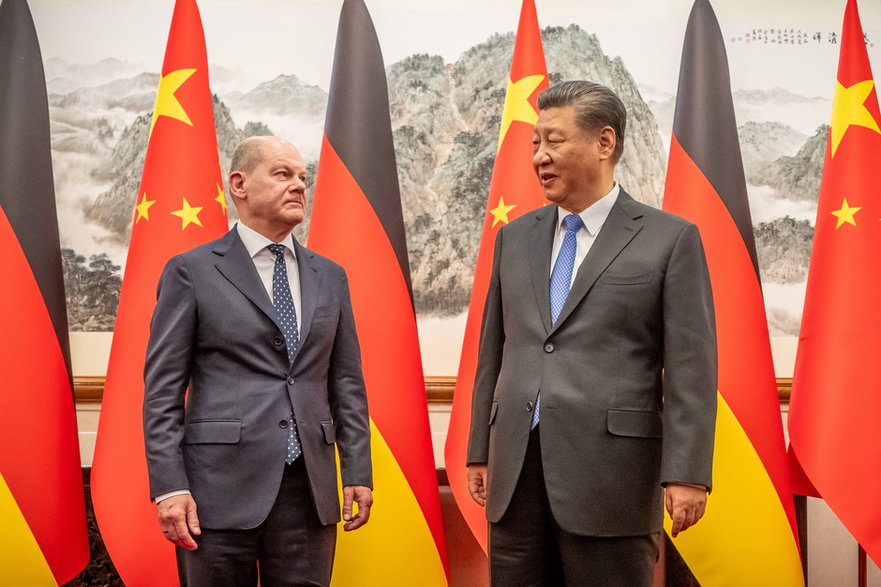 Kanclerz Niemiec Olaf Scholz podczas spotkania z Xi Jinpingiem, przywódcą Chin, w Pekinie, 16 kwietnia 2024 r.