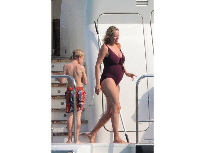 Ciężarna Uma Thurman w kostiumie kąpielowym