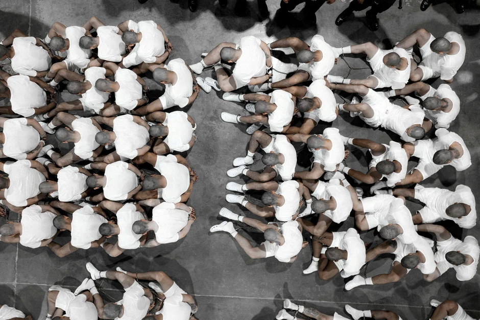 Amerika deportuje navodne pripadnike venecuelanske bande Tren de Aragua u zatvor Cecot u El Salvadoru | Foto: Reuters