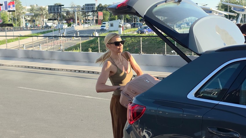Nataša Bekvalac bez brushaltera na aerodromu 