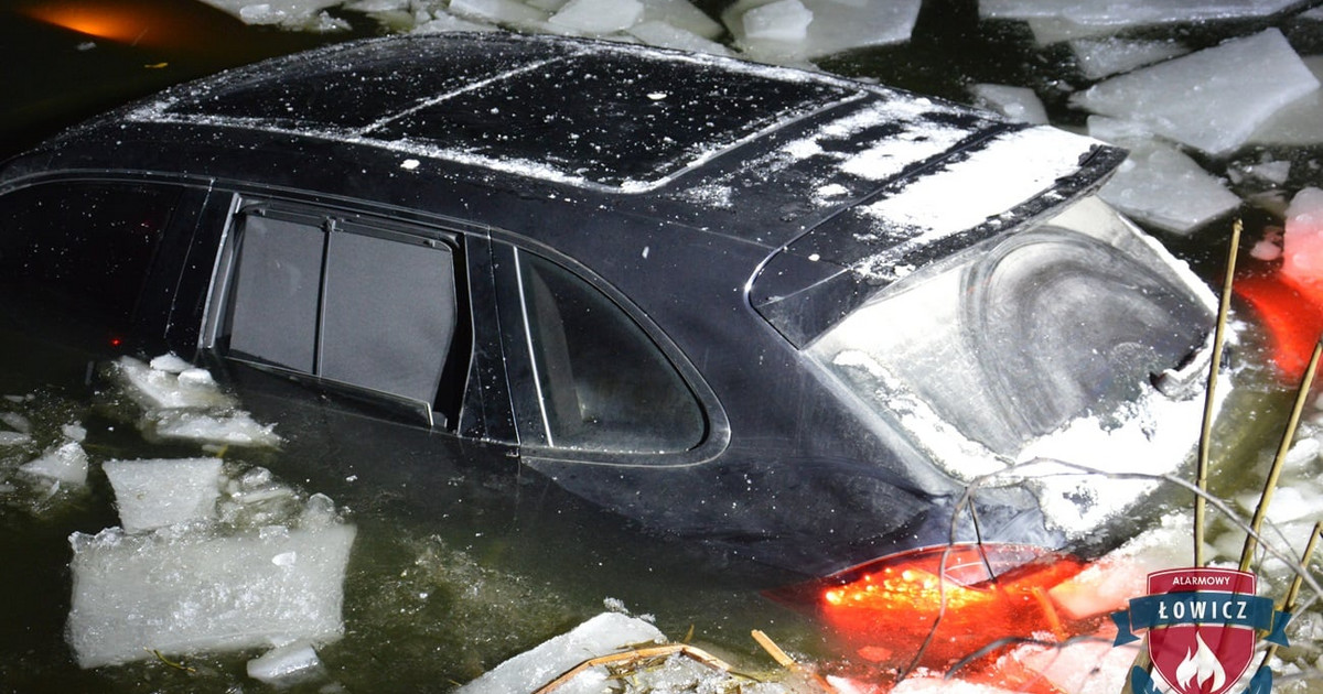 Porsche Cayenne w zamarzniętym stawie. 25latek wjechał na