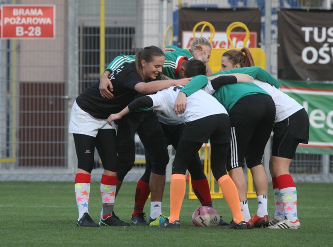 Niecodzienny trening piłkarzy Legii. Ćwiczyli z rugbystkami