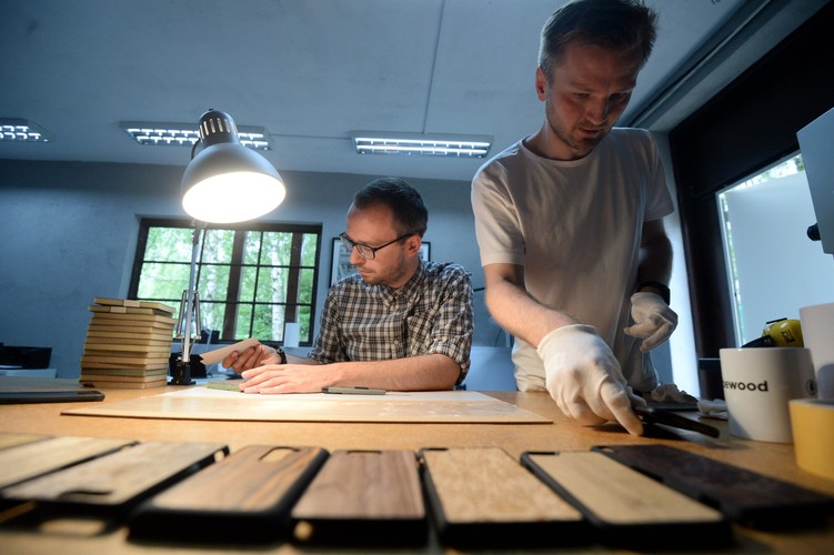 Firma Bewood produkuje drewniane obudowy do telefonów głównie z drewna krajowego, ale nie tylko. Do niektórych zamówień stosowane jest drewno pochodzące z najdalszych zakątków całego świata. Etui wytwarzane są ręcznie z różnego rodzaju drewna z poliwęglanowym zabezpieczeniem.  <br><br>(ukit) PAP/Bartłomiej Zborowski