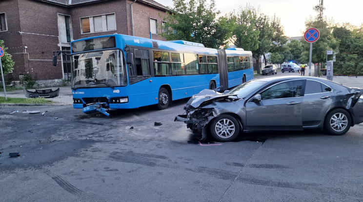 Angyalföldön karambolozott két autó és egy busz/ Fotó: Baleset-info.hu