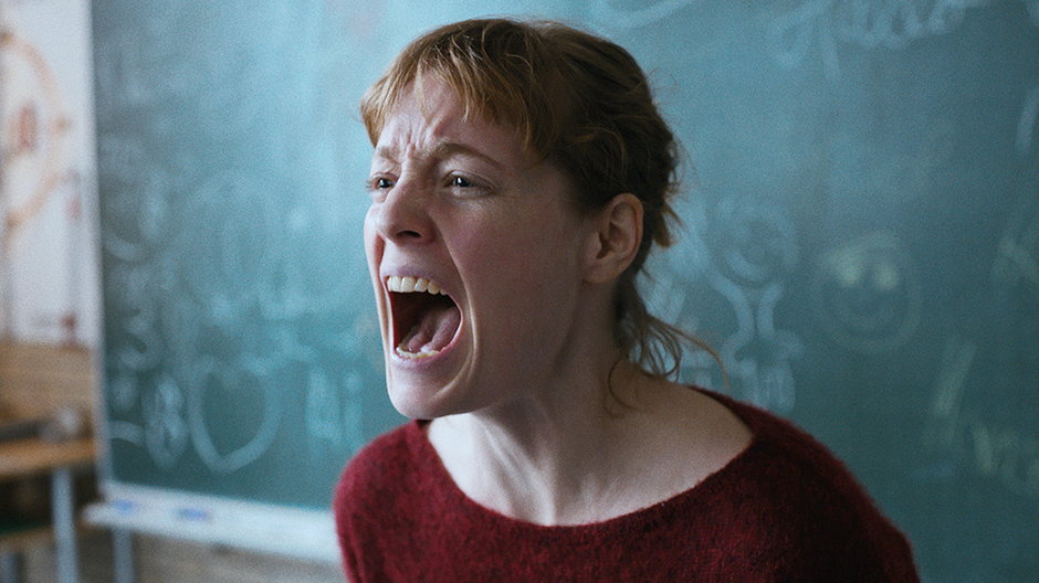 Leonie Benesch jako Carla Nowak w filmie "Pokój nauczycielski"