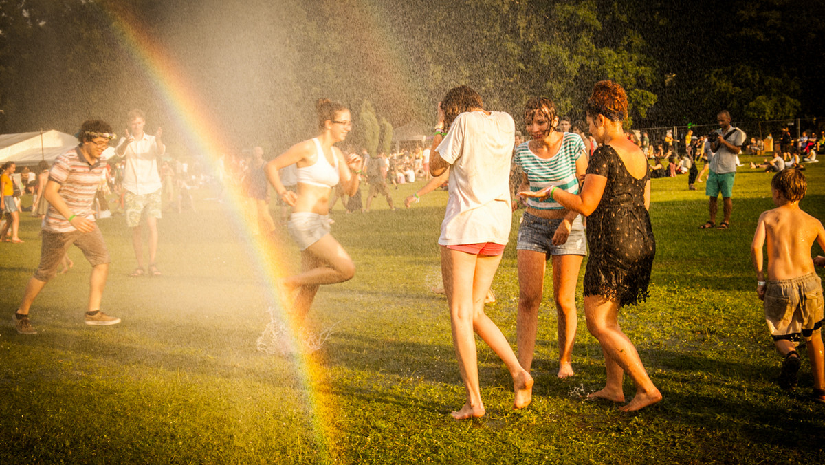 OFF Festival 2015 startuje już dzisiaj. Katowice zamieniły się w miasto wielbicieli muzyki alternatywnej. Na ten weekend przewidywane są upały. Ze względu na oburzenie internautów organizator ogłosił, że na festiwalu będzie dostępna darmowa woda.