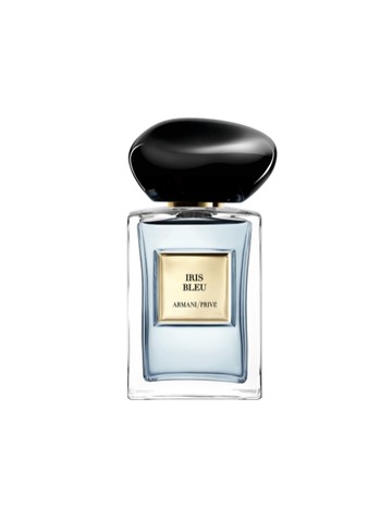 Az Armani/Privé új Les Eaux Haute Couture Iris Bleu illata viselőjét a mediterrán tenger és ég végtelenjébe repíti, a légies íriszvirág és zöld jázmin elegáns keverékével. Fehér pézsmafátyol burkolja be az illatot, amely a hajnal békés érzéseit idézi, az írisz és jázmin gazdag infúziójával. - Privé Íris Bleu Eau de Parfum GIORGIO ARMANI BEAUTY 60 000 Ft/50 ml (1200 Ft/1 ml)