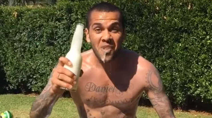 Dani Alves feltalálja magát a nyaralása alatt / Fotó: Youtube