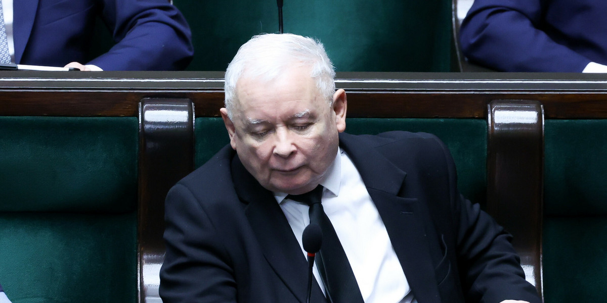 Jarosław Kaczyński w sejmie podczas trwającego posiedzenia.