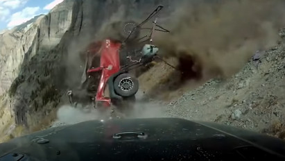 Hihetetlen: lezuhant egy sziklás szakadékba a terepjáró, mindenki túlélte a balesetet – videó