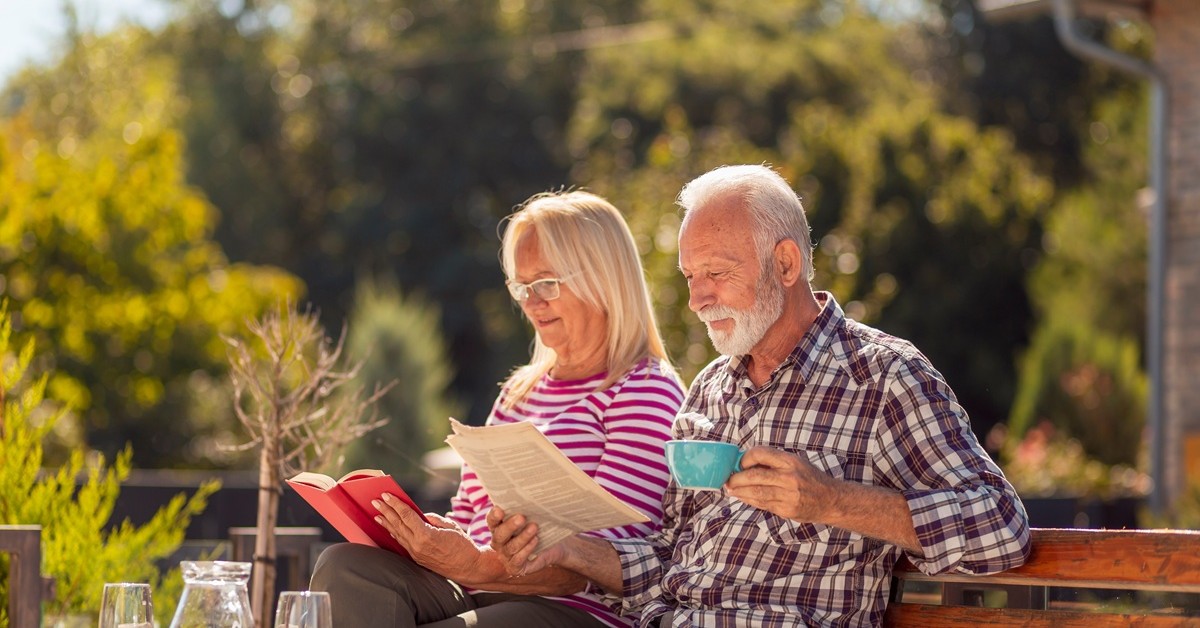 Seniorzy czytają książki dla rozrywki, relaksu lub z nudów [BADANIE]