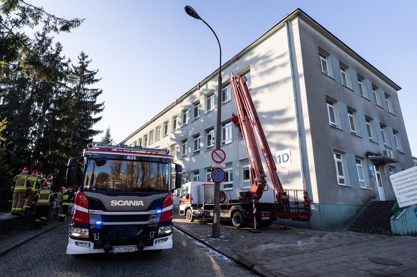 Mikołaje zjechali na linach po ścianie szpitala