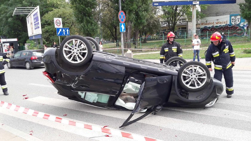 Dachowanie na rondzie w Warszawie. Kierowca w szpitalu