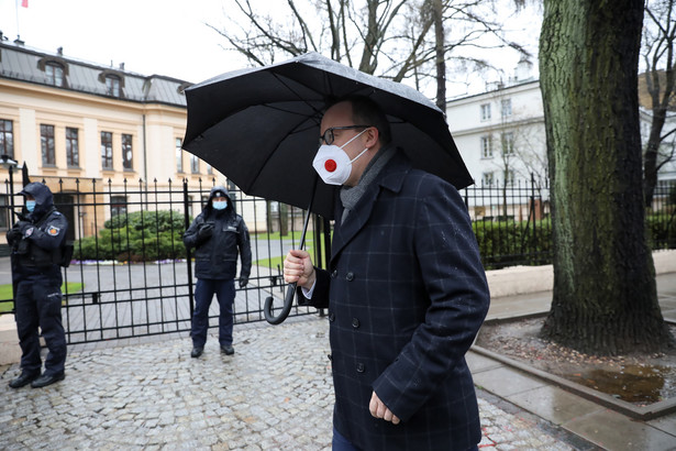 Adam Bodnar przed siedzibą Trybunału Konstytucyjnego w Warszawie