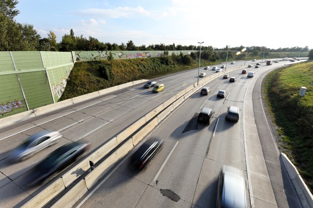 "Jest uzgodnione porozumienie z koncesjonariuszem autostrady A4, na mocy którego będą posejmowe działania, które mają rozładować pojawiające się zatory komunikacyjne na punktach poboru opłat" - poinformował Adamczyk.