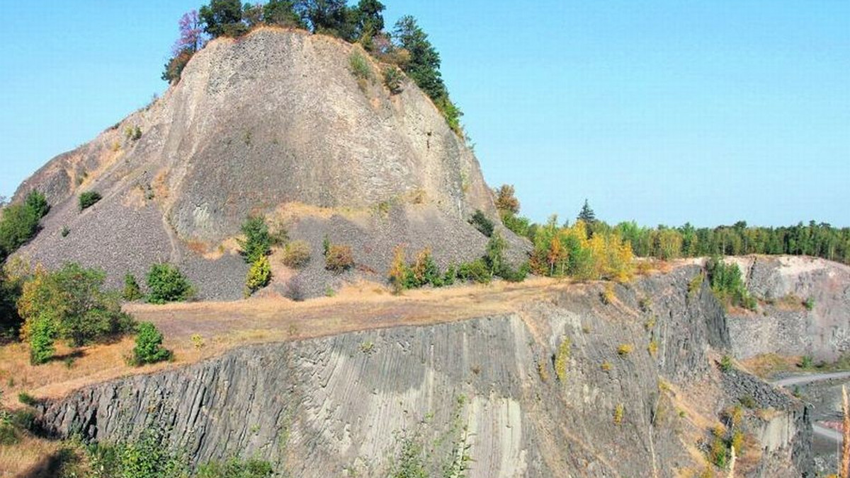 To dobre góry, żeby się zagubić. Gdzieś pośród mrocznych wąwozów parujących wilgocią, w cieniu zamkowych ruin na wulkanicznej skale, albo na bezludnych szlakach z pierwszorzędną panoramą. Góry dla koneserów.