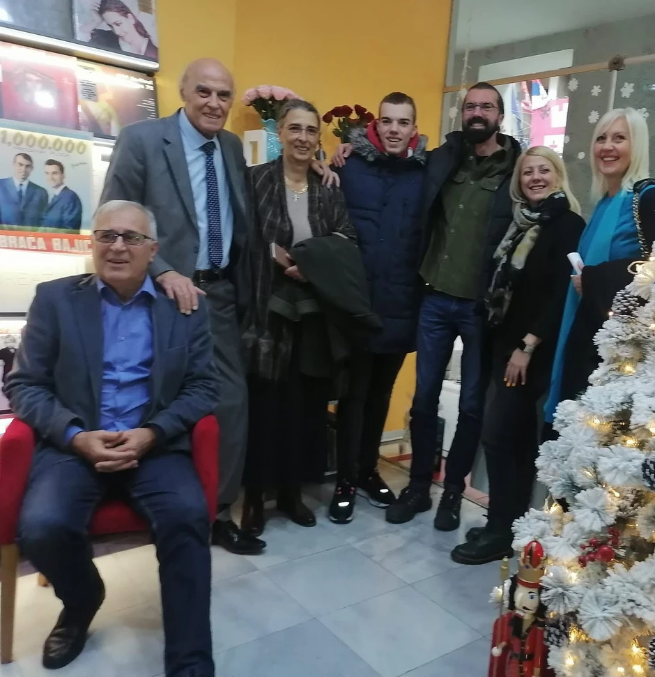 Andrija Bajić sa porodicom i Vanjom Bulićem