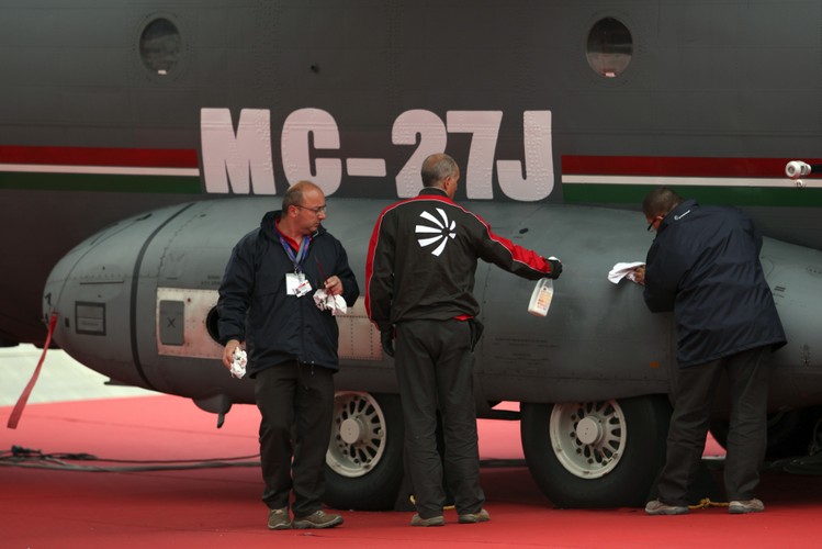Samolot MC-27J wyprodukowany przez Alenia Aermacchi na targach Farnborough 2012