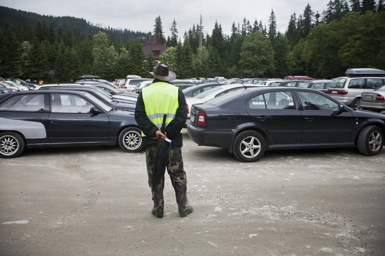 Parking na Palenicy Bialczanskiej w drodze do Morskiego Oka