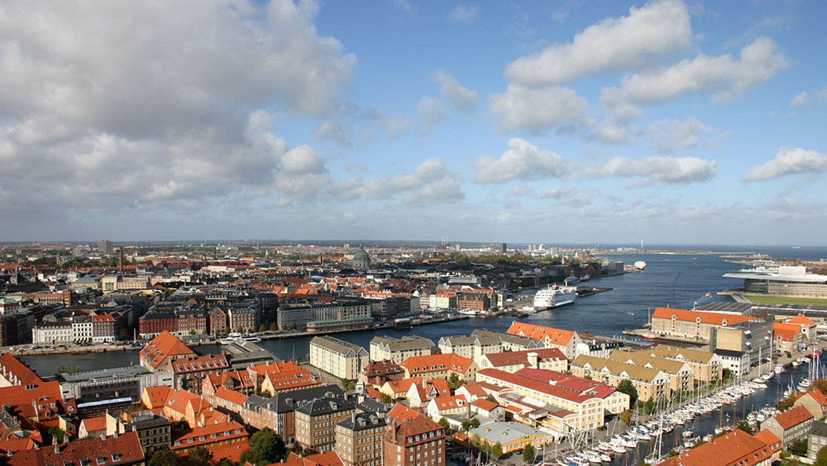 Goście przybywający do Kopenhagi również korzystają z licznych okazji by doświadczać jej uroków na dwóch kółkach. Ale teraz miasto zamierza zrobić w tym kierunku znacznie więcej - do roku 2015 Kopenhaga stanie się najlepszym na świecie rowerowym miastem.