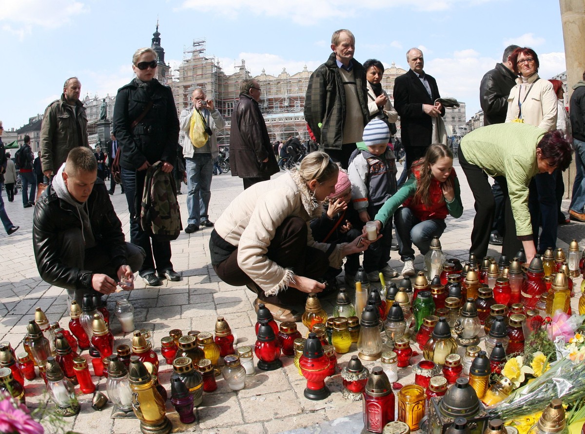 Uraziły czczących pamięć ofiar katastrofy