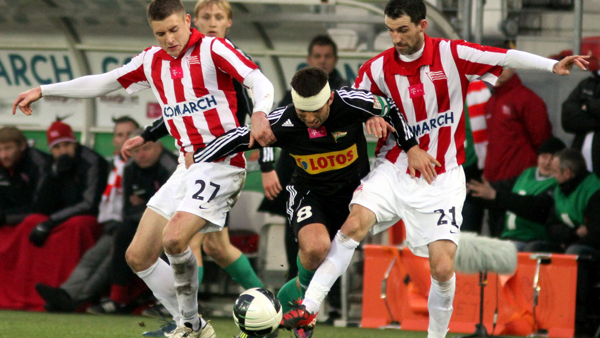 Cracovia w meczu 18. kolejki T-Mobile Ekstraklasy zremisowała na własnym stadionie z gdańską Lechią 1:1 (0:0). Goście prowadzili długo w tym spotkaniu po golu Piotra Wiśniewskiego, remis i punkty uratował Cracovii w samej końcówce Holender Koen van der Biezen.