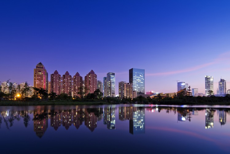 Shenzhen jest głównym centrum przemysłowym Chin. W latach '90 mówiło się, że w mieście budowany jest jeden wieżowiec dziennie i jeden bulwar na trzy dni. W Shenzhen swoją siedzibę mają najszybciej rozwijające się chińskie spółki z sektora nowych technologii, takie jak BYD, Dingoo, Huawei czy ZTE. Na zdjęciu: widok na centrum finansowe z siedzibą giełdy.