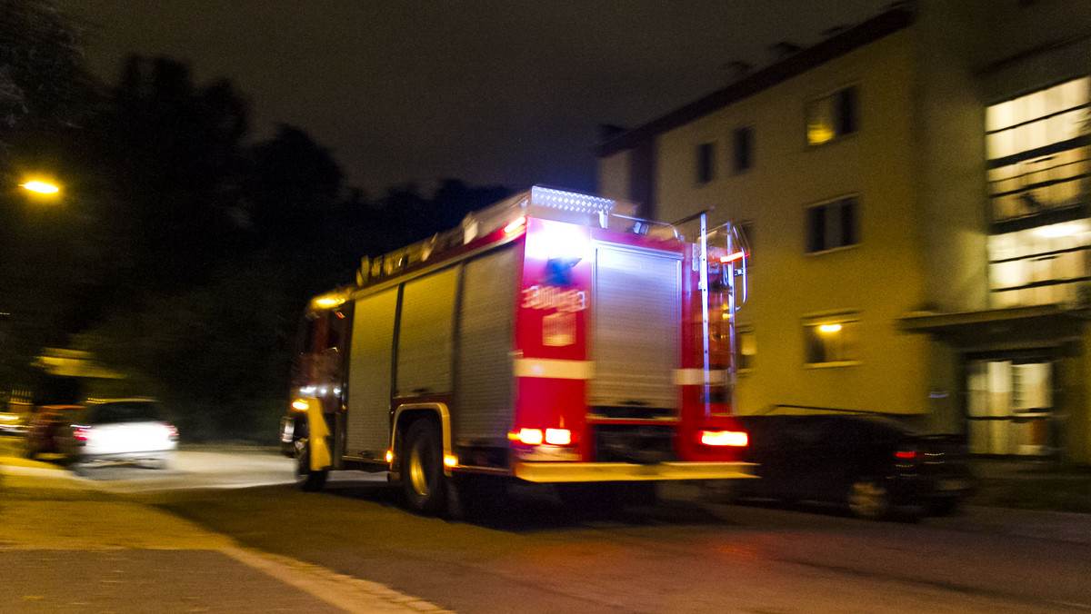Lublin: Pożar przewróconej ciężarówki. Utrudnienia na drodze