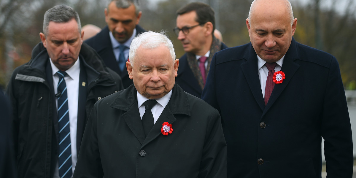 Na pierwszym planie od lewej: prezes PiS Jarosław Kaczyński i europoseł Joachim Brudziński.