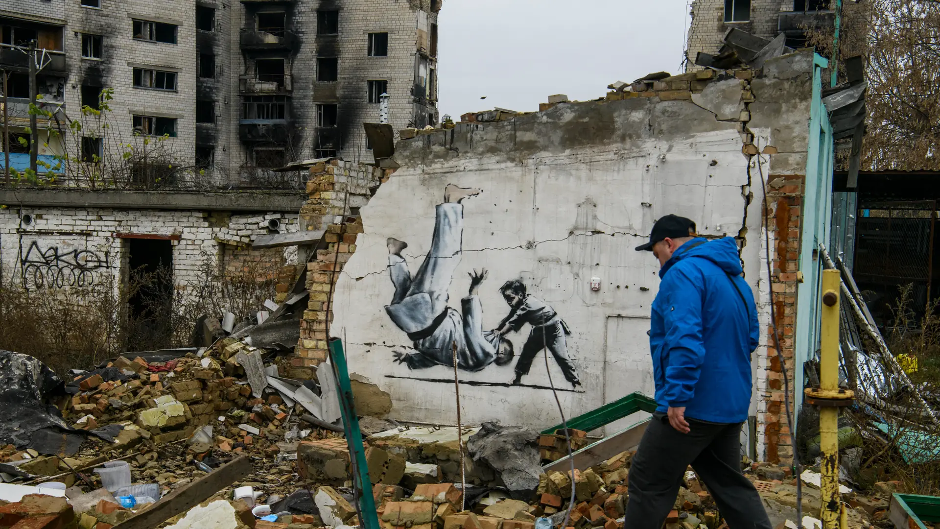 Banksy jeździ po Ukrainie. Artysta odsłonił kulisy swojej pracy