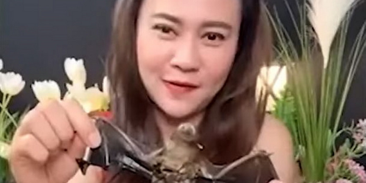 Zadowolona Youtuberka zjadła nietoperze przed kamerą.