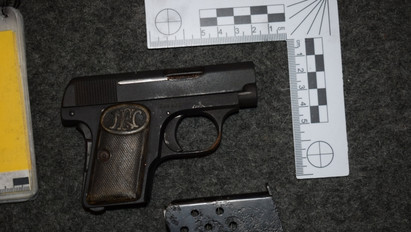 Engedély nélkül tartott fegyvert találtak a zsaruk egy vadász kocsijában