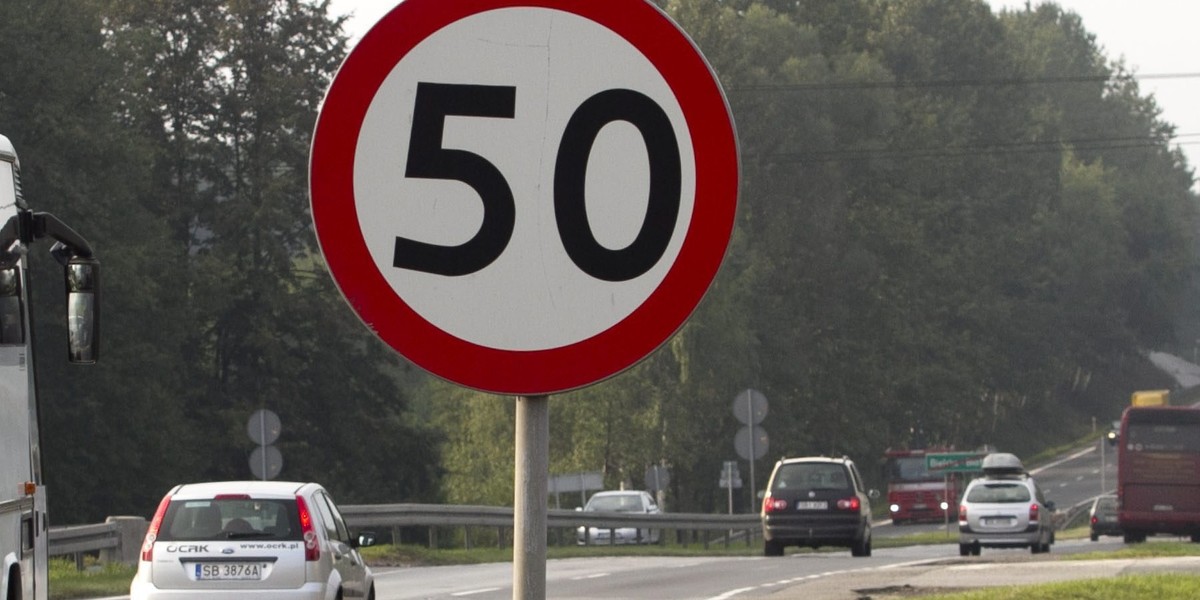 Znak ograniczenia prędkości 50 km.