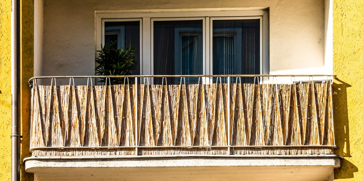 Stylowe osłony balkonowe. Ochroń się przed słońcem i wzrokiem sąsiada