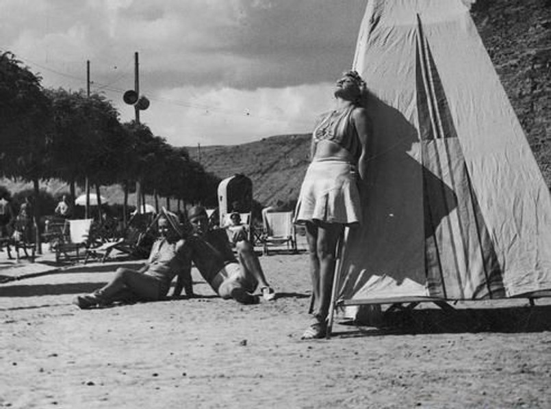 Fragment plaży nad Dniestrem w Zaleszczykach. W tle ściana jaru Dniestru, 1918-1939