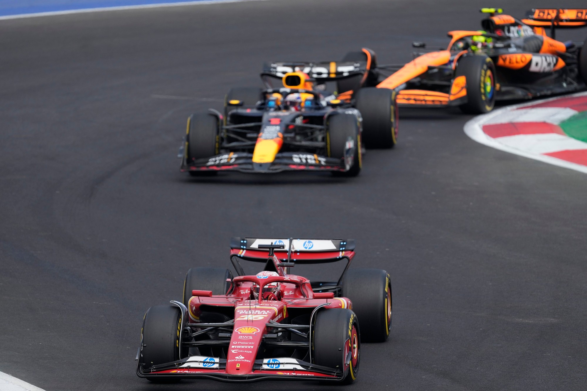Veľká cena Mexika: Monacký jazdec Charles Leclerc (Ferrari) a Holanďan Max Verstappen (Red Bull).