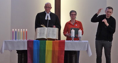 Niecodzienne zdarzenie w kościele w Warszawie. Pobłogosławili pary jednopłciowe