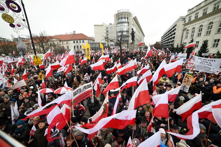 Uczestnicy 'Marszu w Obronie Demokracji i Wolności Mediów', współorganizowanego przez PiS w 33. rocznicę wprowadzenia w Polsce stanu wojennego
