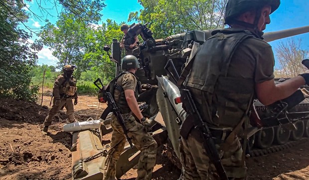 Ruska vojska puca na ukrajinske položaje iz samohodnog topa "malka 2S7M" na nepoznatoj lokaciji u Ukrajini 23. jula jpg