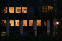 „Niezastąpiony” pracownik może zapomnieć o awansie i podwyżce? Uważaj na zawodową klatkę [OPINIA]