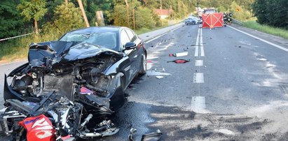 Tragedia w Skołyszynie. Motocyklista wbił się w jaguara. Przerażające zdjęcia