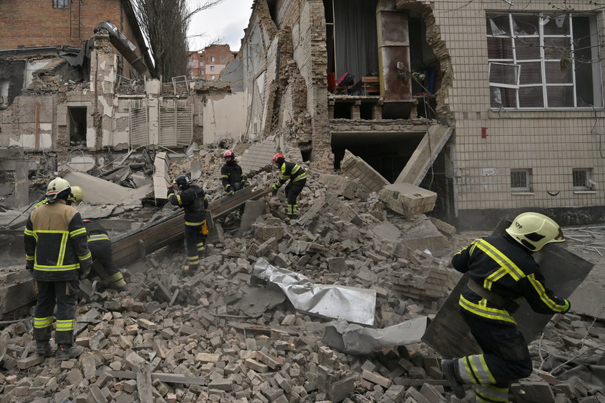 Ukraińscy ratownicy na miejscu ataku rakietowego w Kijowie, 25 marca 2024 r.