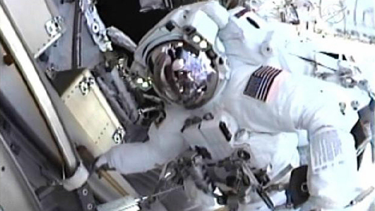Dwaj członkowie załogi wahadłowca Endeavour wyszli dzisiaj z Międzynarodowej Stacji Kosmicznej (ISS) w ramach pierwszego z czterech kosmicznych spacerów, służących przygotowaniu orbitalnego kompleksu do pracy po zakończeniu lotów promów kosmicznych NASA.