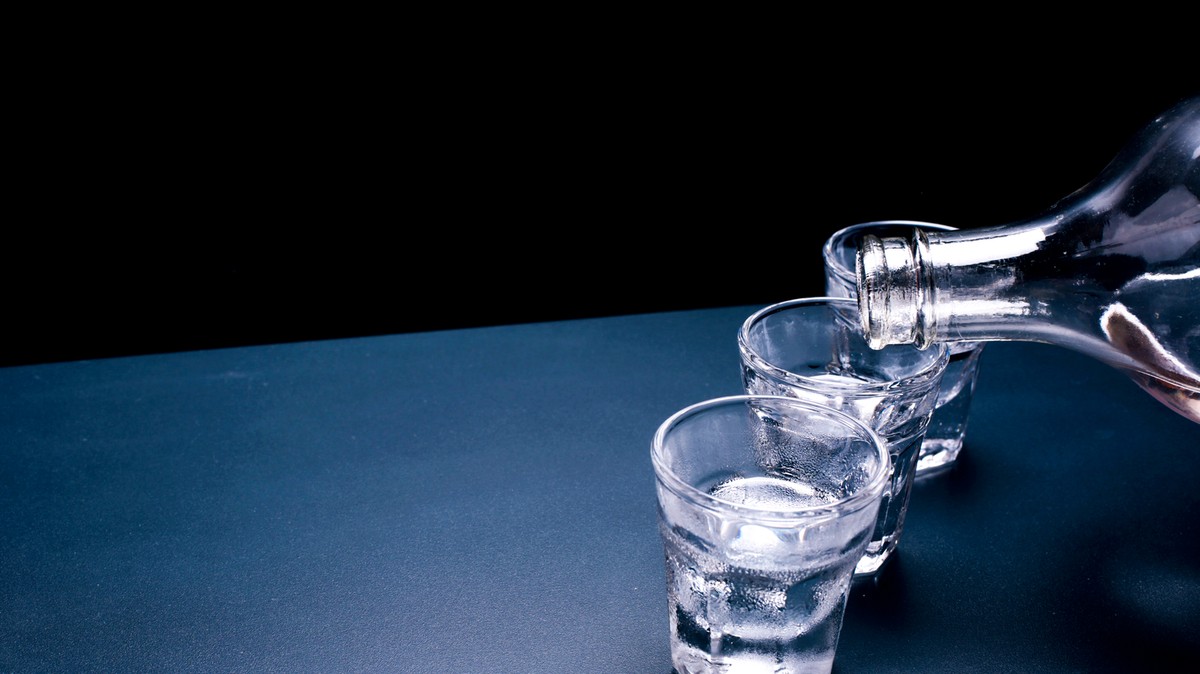 Pálinkásüveggel ölte meg a férjét egy nő Zala vármegyében: a férfi egy kolléganőjével csalta a feleségét