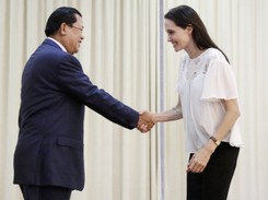 Coraz mniej ciała, zero makijażu. Angelina Jolie u premiera Kambodży
