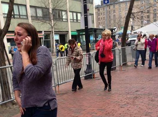 Zrozpaczeni ludzi po ataku podczas maratonu w Bostonie