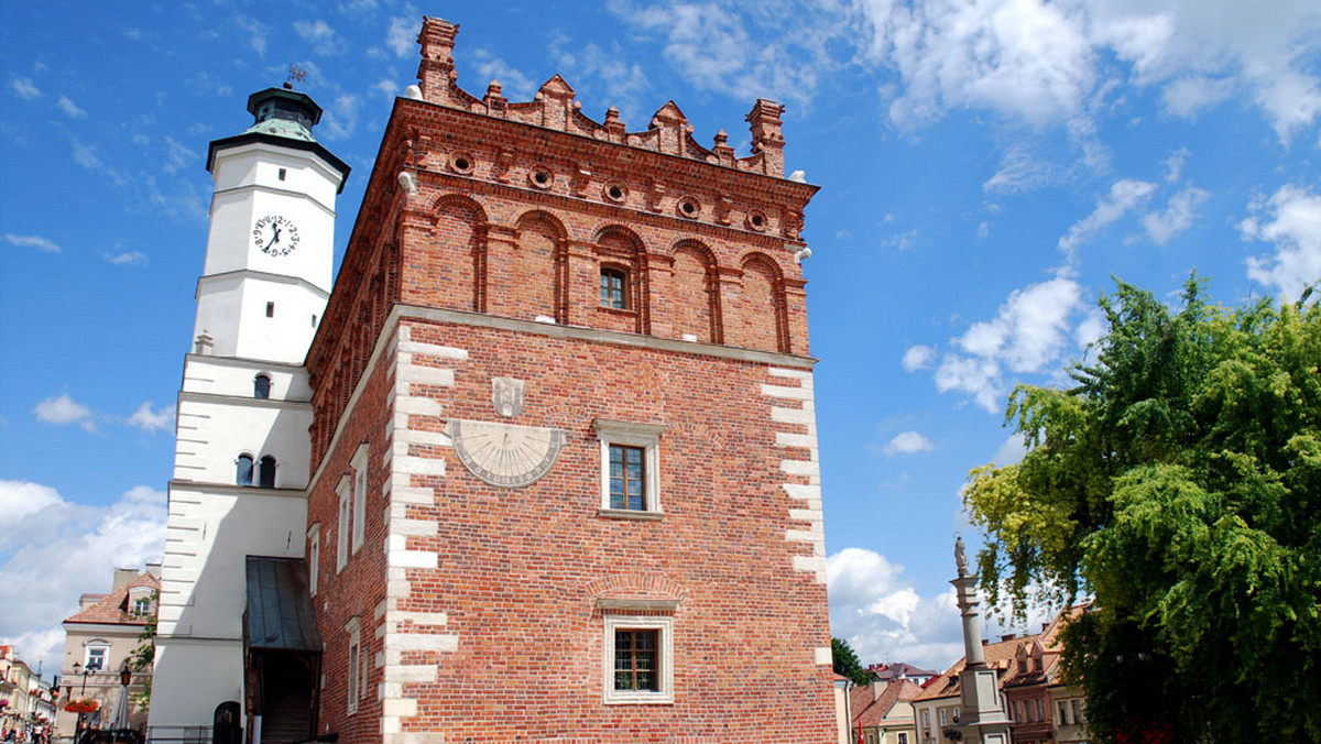 Minister kultury i dziedzictwa narodowego Bogdan Zdrojewski odwiedził w środę najcenniejsze sandomierskie zabytki, które ostatnio poddane były renowacji. "Sandomierz może liczyć na pomoc z mojej strony i moje zainteresowanie" - zadeklarował.